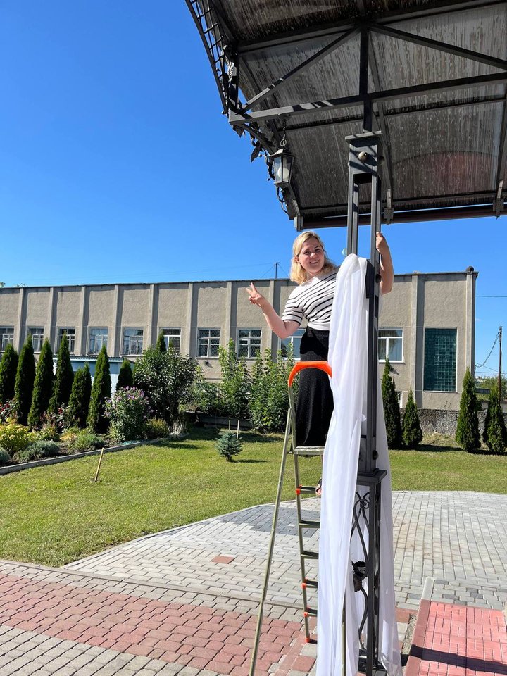 Юлія на розсувній драбині