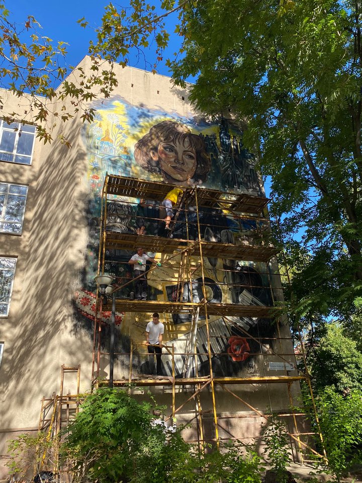У Миколаєві створили стінопис із Квіткою Цісик: чому її образ обрали для коледжу культури