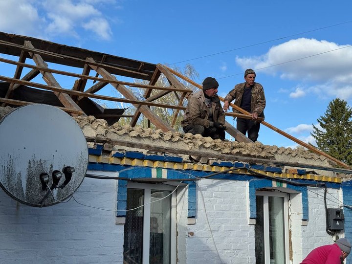 "Головне, що ми живі залишилися": на Вінниччині в одному з сіл уламки збитого безпілотника впали на житловий будинок "Головне, що ми живі залишилися": на Вінниччині в одному з сіл уламки збитого безпілотника впали на житловий будинок