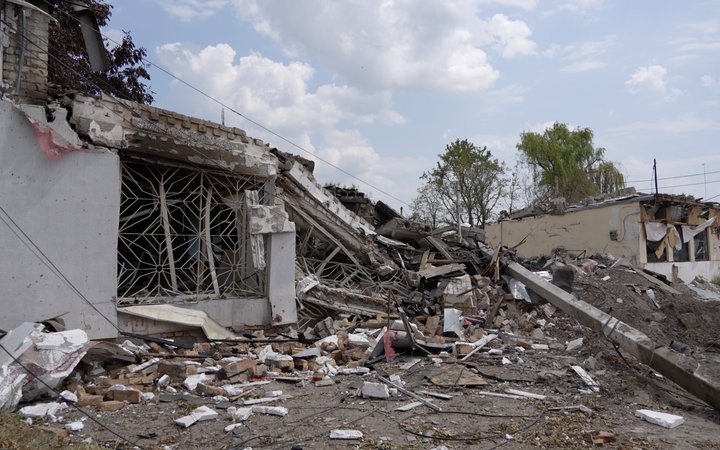 «Раніше було жваве село, все буяло, а зараз — бур'яни й розруха». Як прифронтова Васильківка виживає під атаками КАБів
