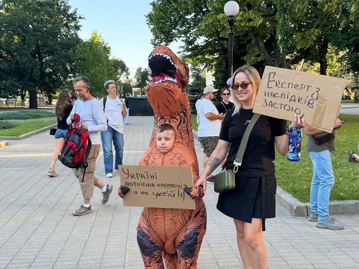 Третій день мітингів у Дніпрі. Як містяни протестують проти відставки Федорова — фоторепортаж Третій день мітингів у Дніпрі. Як містяни протестують проти відставки Федорова — фоторепортаж