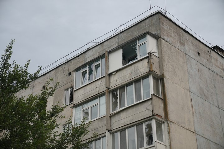 «Зайшла в підвал, бо кричало «КАБи на місто»: у Сумах російська авіабомба вбила двох людей