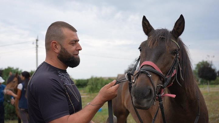 На Вінниччині ветеранів безкоштовно катають на конях у межах волонтерської ініціативи