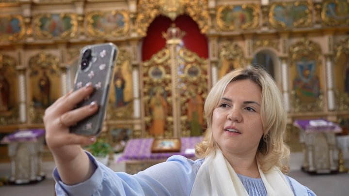 Юлія Залізна робить селфі