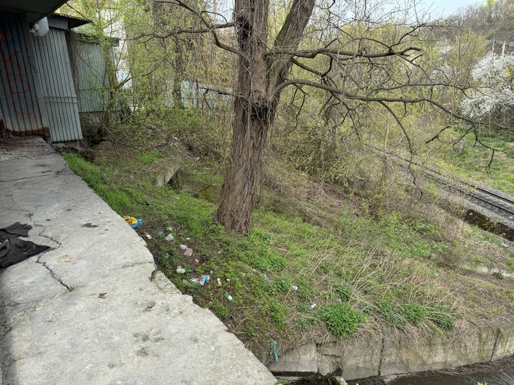 "Щоб не допустити зсуву": у Чернівцях планують укріпити аварійний схил над залізницею за майже 4 млн грн