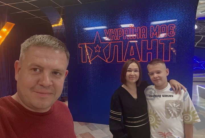 «Хочеться створювати мистецтво, яке розмовляє з людьми»: художниця з Одещини малює картини світлом