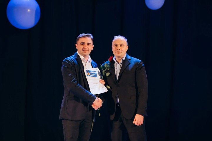 Володимир Біньовський (зліва), кандидат на посаду директора Чернівецького ліцею №20