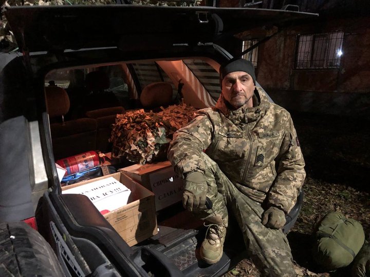 "Шукаю батька": син зниклого безвісти бойового медика встановив п’ять автівок із його фотографіями по Україні
