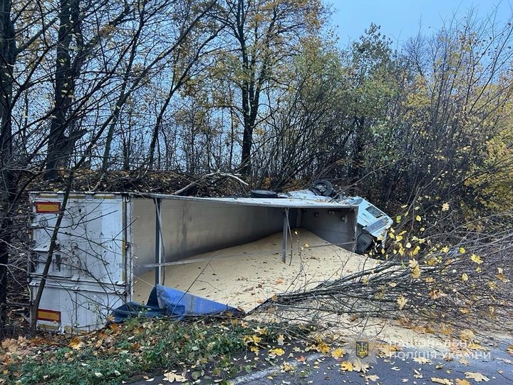 Травмувалися шестеро людей: в Луцькому районі зіштовхнулися тягач і Volkswagen