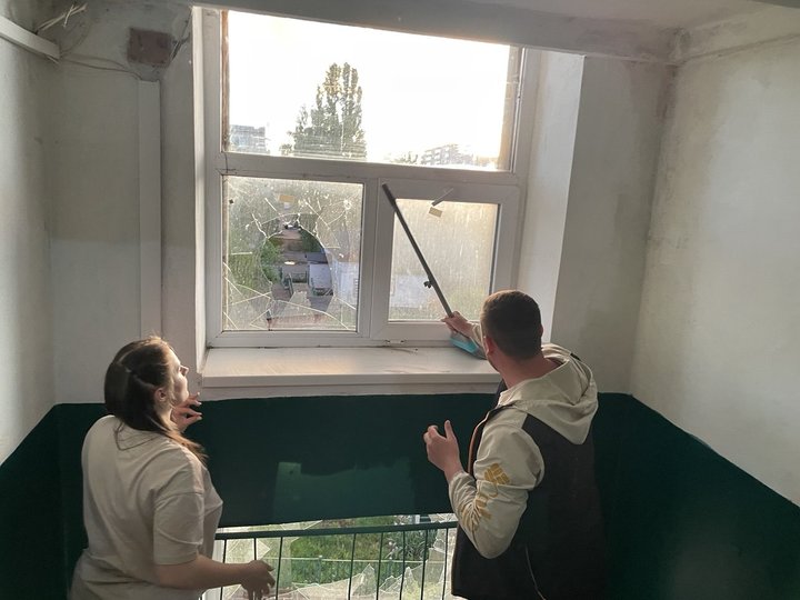 В Охтирці російський безпілотник влучив поблизу багатоповерхівки