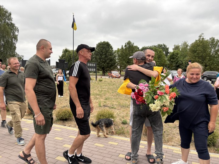 "Я тебе більше не відпущу": на Волинь повернувся боєць Сергій Кізун майже після 3 років полону