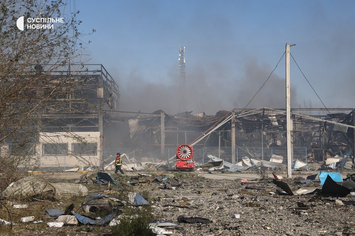 Згорілі склади, по яким вдарим російський безпілотник у селі Мила на Київщині, де загинули 37 людей, 29 серпня 2026 року