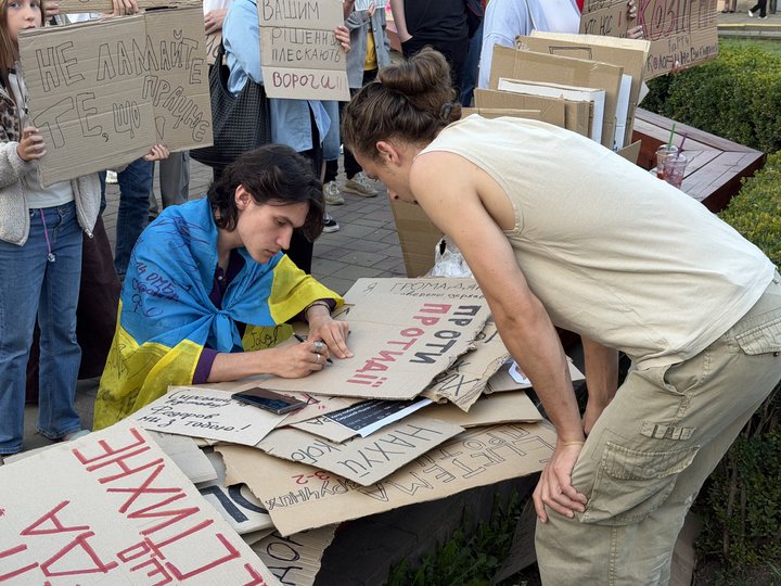 У Чернівцях пʼятий день триває акція протесту через відставку Федорова