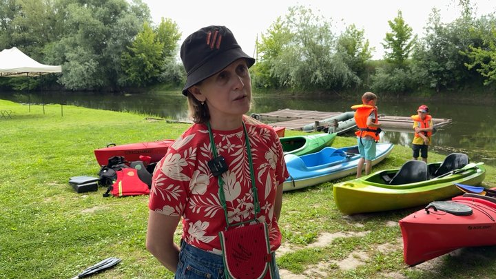 Спосіб відволіктися: військові з дружинами та дітьми веслували на байдарках на річці Стир у Луцьку Спосіб відволіктися: військові з дружинами та дітьми веслували на байдарках на річці Стир у Луцьку