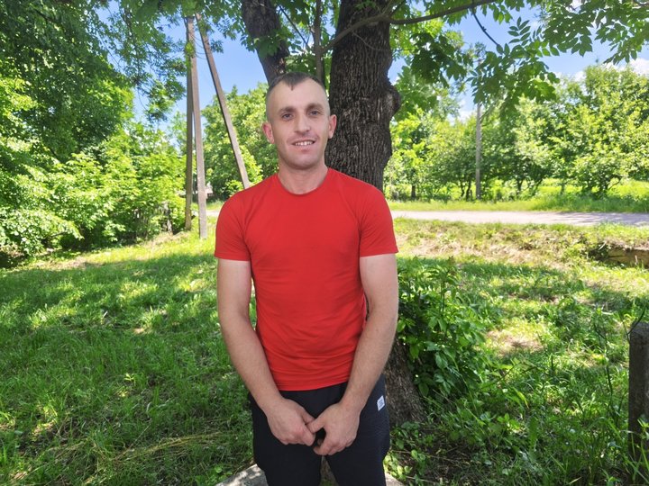 Після понад трьох років полону військовий Ігор Пивовар повернувся до рідного села на Житомирщині Після понад трьох років полону військовий Ігор Пивовар повернувся до рідного села на Житомирщині