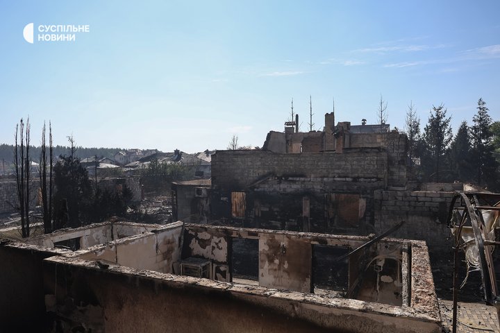 Вигорілі приватні будинки у селі Мила на Київщині, де внаслідок російської атаки сталася пожежа з подальшою детонацією на складах «Укроборнпрома» 29 серпня 2026 року