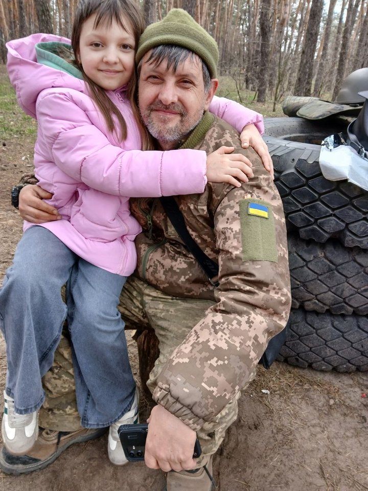 "У мене мами немає. І папу забрали". У Дніпрі родина батька-одинака намагається домогтися його звільнення зі служби