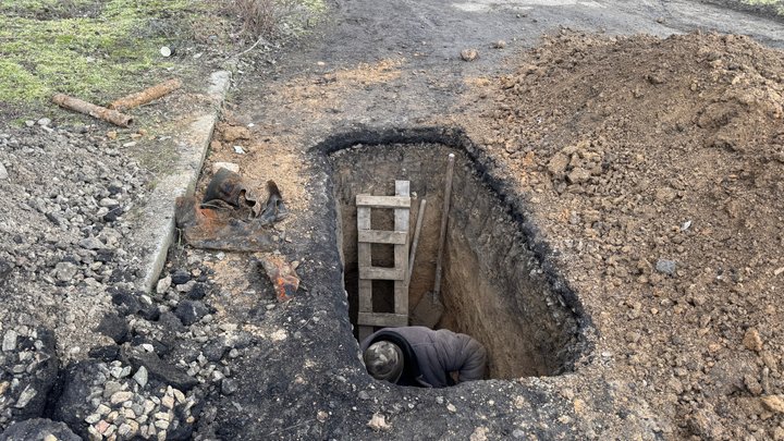 "Немає допомоги ніякої, все своїми руками": на Миколаївщині селяни власноруч ремонтують водогін "Немає допомоги ніякої, все своїми руками": на Миколаївщині селяни власноруч ремонтують водогін
