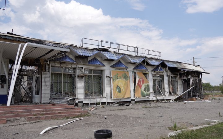 «Раніше було жваве село, все буяло, а зараз — бур'яни й розруха». Як прифронтова Васильківка виживає під атаками КАБів