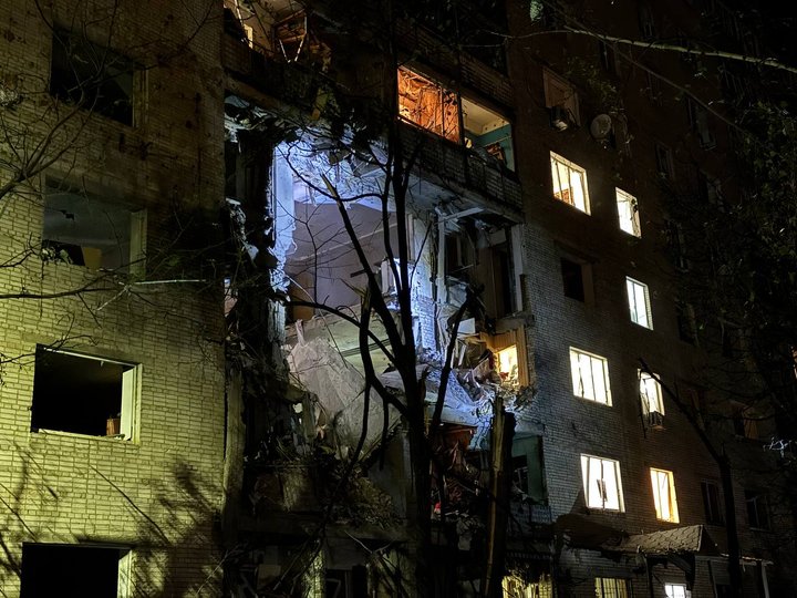 «За дітей злякалися, коліна пошкоджені, але живі» — мешканці пошкодженого будинку в Сумах розповіли про наслідки удару