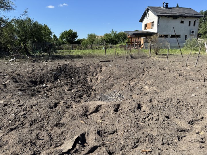 “Почула, що летить перший КАБ, впала на підлогу і це мене врятувало…”: мешканці Сум про російську атаку по околиці “Почула, що летить перший КАБ, впала на підлогу і це мене врятувало…”: мешканці Сум про російську атаку по околиці