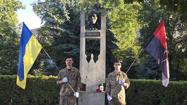 Молебень, пам'ятник Степану Бандері, Коломия Молебень, пам'ятник Степану Бандері, Коломия