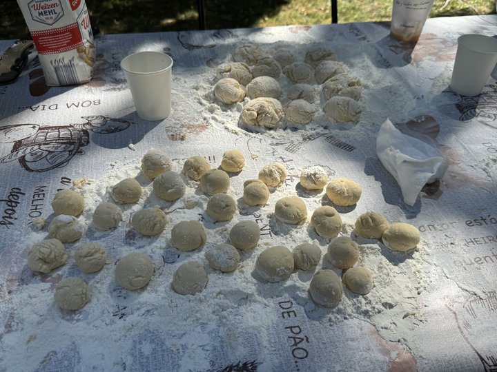 У Полтаві влаштували благодійний майстер-клас із ліплення галушок: збирали гроші для військових