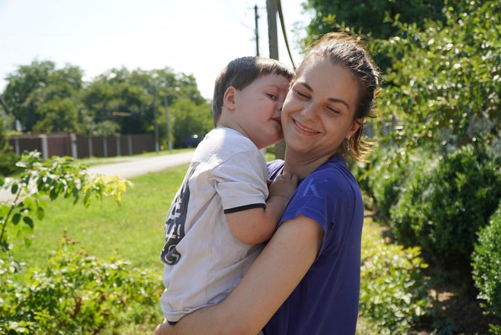 «Ніхто не допомагає, житла немає»: чому родини з дітьми не хочуть залишати прифронтові села на Дніпропетровщині