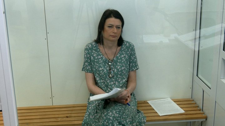 Екссекретарка суду в Чернігові, яка знімала відео біля могил військових, просила закрити справу чи зменшити строк Екссекретарка суду в Чернігові, яка знімала відео біля могил військових, просила закрити справу чи зменшити строк