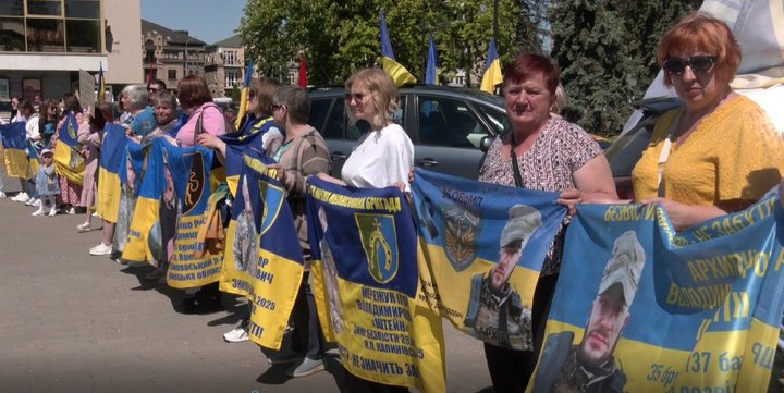 Майже 100 авто і 12 байків: у Луцьку відбувся автопробіг на підтримку військовополонених Майже 100 авто і 12 байків: у Луцьку відбувся автопробіг на підтримку військовополонених