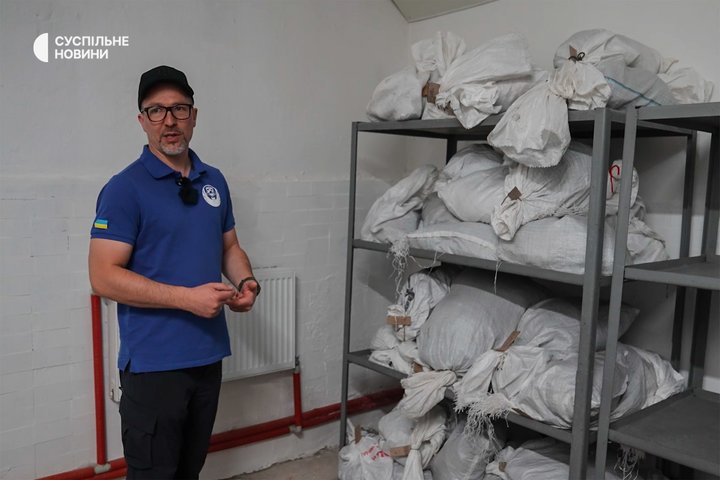 Речник Координаційного штабу з питань поводження з військовополоненими при ГУР МОУ Петро Яценко на території однієї з колоній, де утримують військовополонених