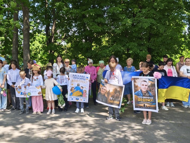 Після понад трьох років полону військовий Ігор Пивовар повернувся до рідного села на Житомирщині Після понад трьох років полону військовий Ігор Пивовар повернувся до рідного села на Житомирщині