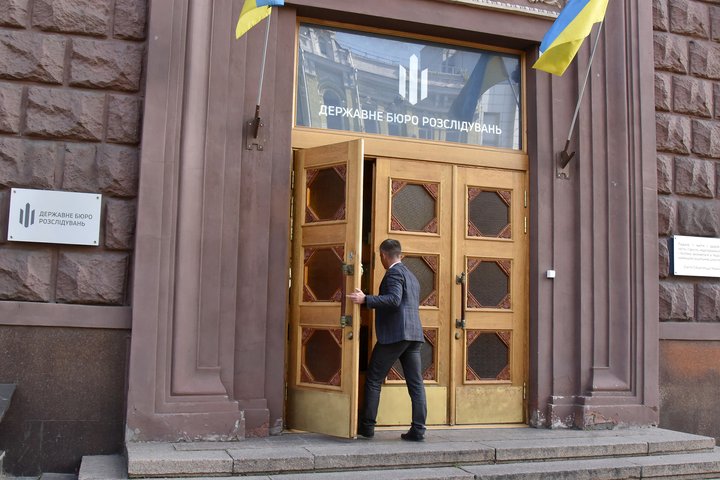 Голова Національного агентства з питань запобігання корупції Олександр Новіков заходить до будівлі Державного бюро розслідувань на допит як свідок у справі про можливі розкрадання попереднього керівництва НАЗК, Київ, 21 вересня 2020 року Голова Національного агентства з питань запобігання корупції Олександр Новіков заходить до будівлі Державного бюро розслідувань на допит як свідок у справі про можливі розкрадання попереднього керівництва НАЗК, Київ, 21 вересня 2020 року