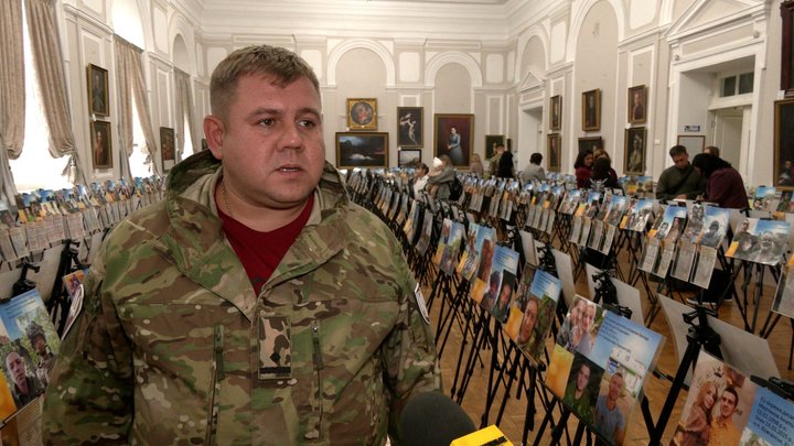 275 історій безвісти зниклих і загиблих захисників: у Чернігові представили фотовиставку «Ми не народжені для війни» 275 історій безвісти зниклих і загиблих захисників: у Чернігові представили фотовиставку «Ми не народжені для війни»