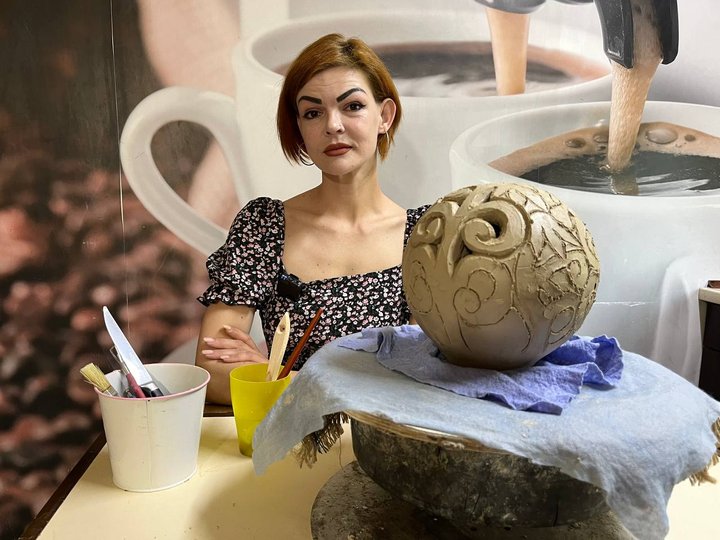 "Робота, як в хірурга — неправильний надріз і все": майстриня з Черкащини виготовляє сфери й амфори із шамотної глини