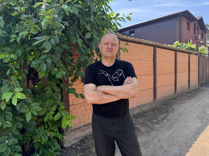 "Самка, велика, гарна. Вона адаптуалась в нашому районі". У середмісті Кривого Рогу побачили оленя, який втік з ферми
