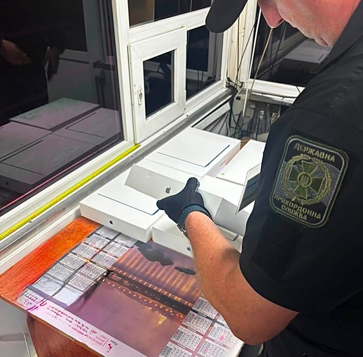 У пунктах пропуску "Рава-Руська" та "Угринів" виявили незадекларовану техніку на 1,2 млн грн У пунктах пропуску "Рава-Руська" та "Угринів" виявили незадекларовану техніку на 1,2 млн грн