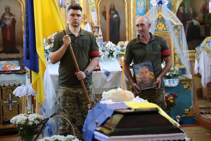 У Луцькій громаді попрощалися з 51-річним військовослужбовцем Русланом Снопком