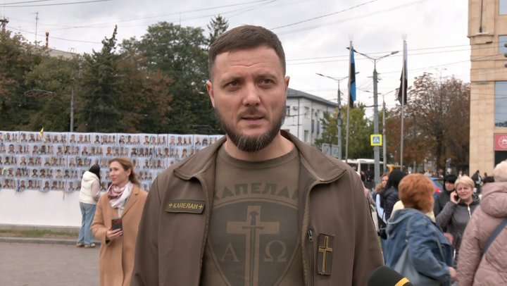 Зняв свій портрет з «Алеї Надії» після 4 років полону: Луцьк зустрів оборонця Маріуполя Павла Літвіна Зняв свій портрет з «Алеї Надії» після 4 років полону: Луцьк зустрів оборонця Маріуполя Павла Літвіна