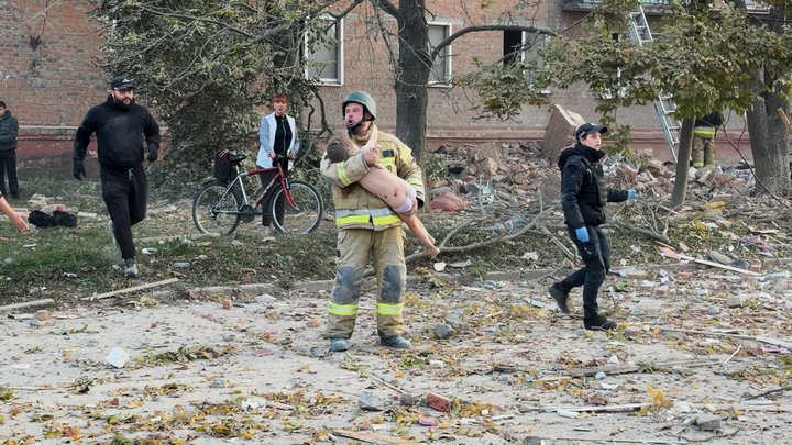 Атака на Прилуки: рятувальник Павло Левченко дістав з-під завалів 5-річну Зоряну і її маму