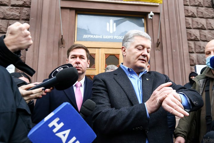 Пʼятий президент України та народний депутат від «Євросолідарності» Петро Порошенко прийшов на допит до Державного бюро розслідувань у справі про державну зраду, Київ, 31 січня 2022 року Пʼятий президент України та народний депутат від «Євросолідарності» Петро Порошенко прийшов на допит до Державного бюро розслідувань у справі про державну зраду, Київ, 31 січня 2022 року