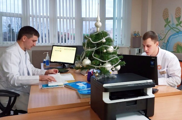 "Прилетів снаряд, здригнувся і далі оперуєш": лікарі з Волині розповіли про відрядження у Херсонський онкоцентр