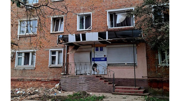 Шар бетонного пилу, жалоба за загиблими та оголений побут: репортаж із Прилук на Чернігівщині