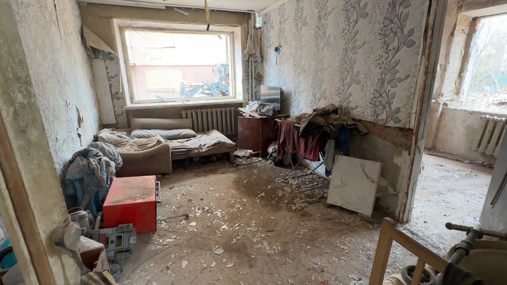 «Це війна проти дітей»: як Катерина Чміль разом із сім'єю вибиралася зі зруйнованого росіянами будинку у Прилуках