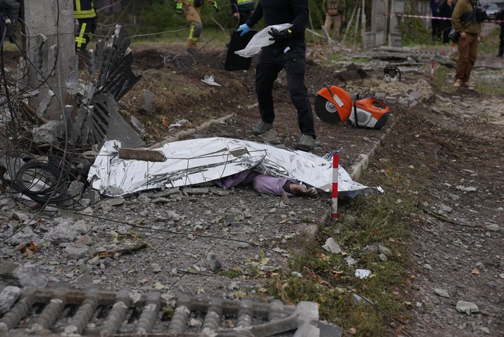 «Зайшла в підвал, бо кричало «КАБи на місто»: у Сумах російська авіабомба вбила двох людей