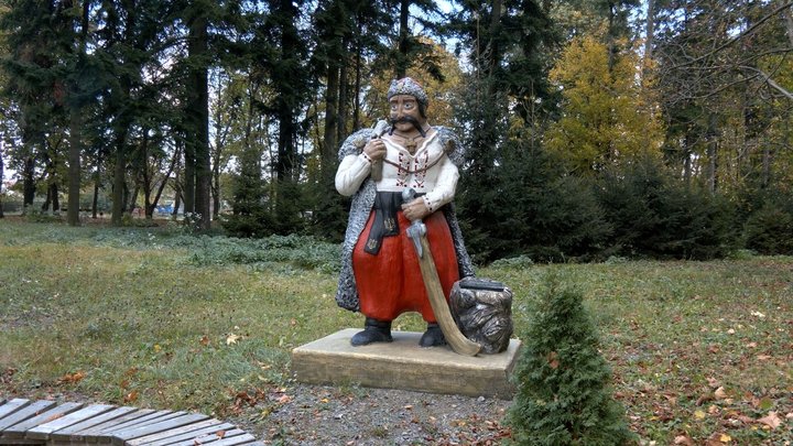 Понад 200 бетонних фігур власноруч: на Вінниччині жінка створює скульптури для подвір’я