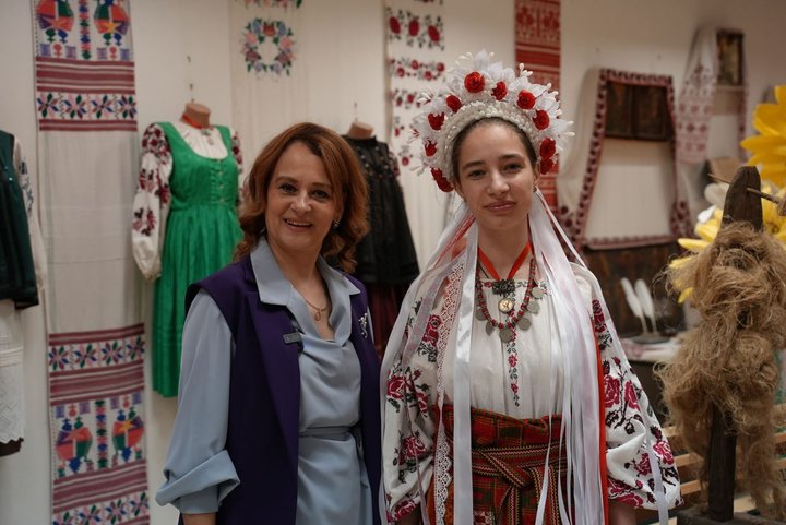 "Моя мета — навчити молодь": майстриня з Черкащини створює воскові весільні віночки