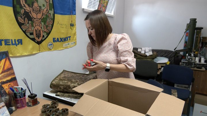 «Взяла з дому бабусину швейну машинку»: переселенка у Луцьку п'ятий рік шиє для військових «Взяла з дому бабусину швейну машинку»: переселенка у Луцьку п'ятий рік шиє для військових