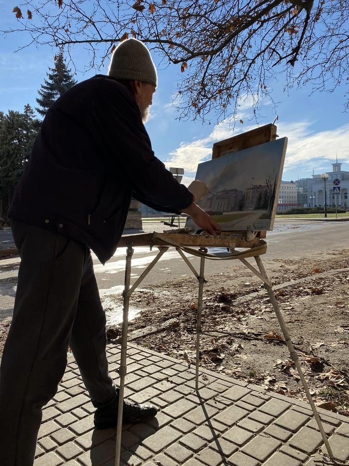 "Мене надихає незламний характер херсонців": херсонський художник малює місто під обстрілами