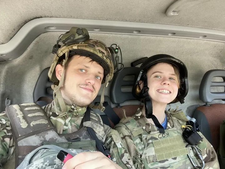 Ветеранка, колишня військовослужбовиця Полку Кастуся Калиновського Вероніка Янович зі своїм чоловіком Олексієм Лазарєвим, який загинув на фронті у січні 2026 року